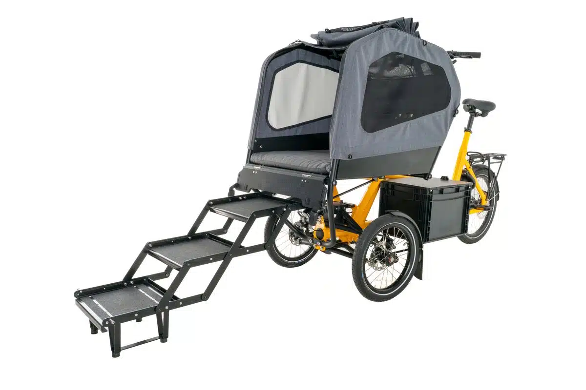 Chike e-dog Hundetreppe für Lastenrad, Detailansicht der klappbaren Stufen unter der Transportbox.