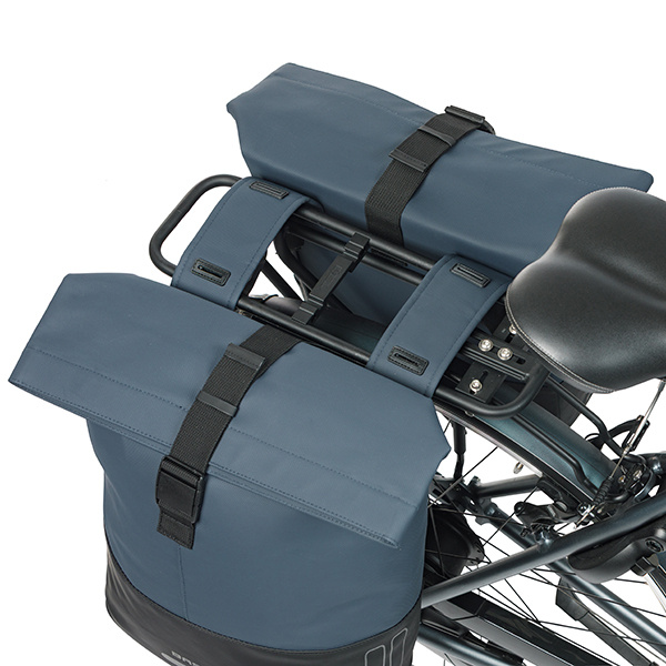 Obere Ansicht der montierten Basil Cove Doppeltaschen, befestigt über dem Gepäckträger.