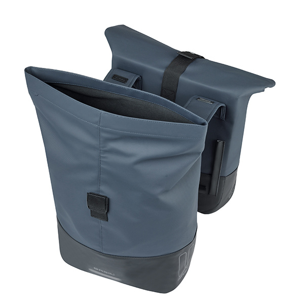 Basil Cove Doppeltaschen von oben geöffnet, beide Fächer sichtbar, Rollverschlüsse geöffnet.