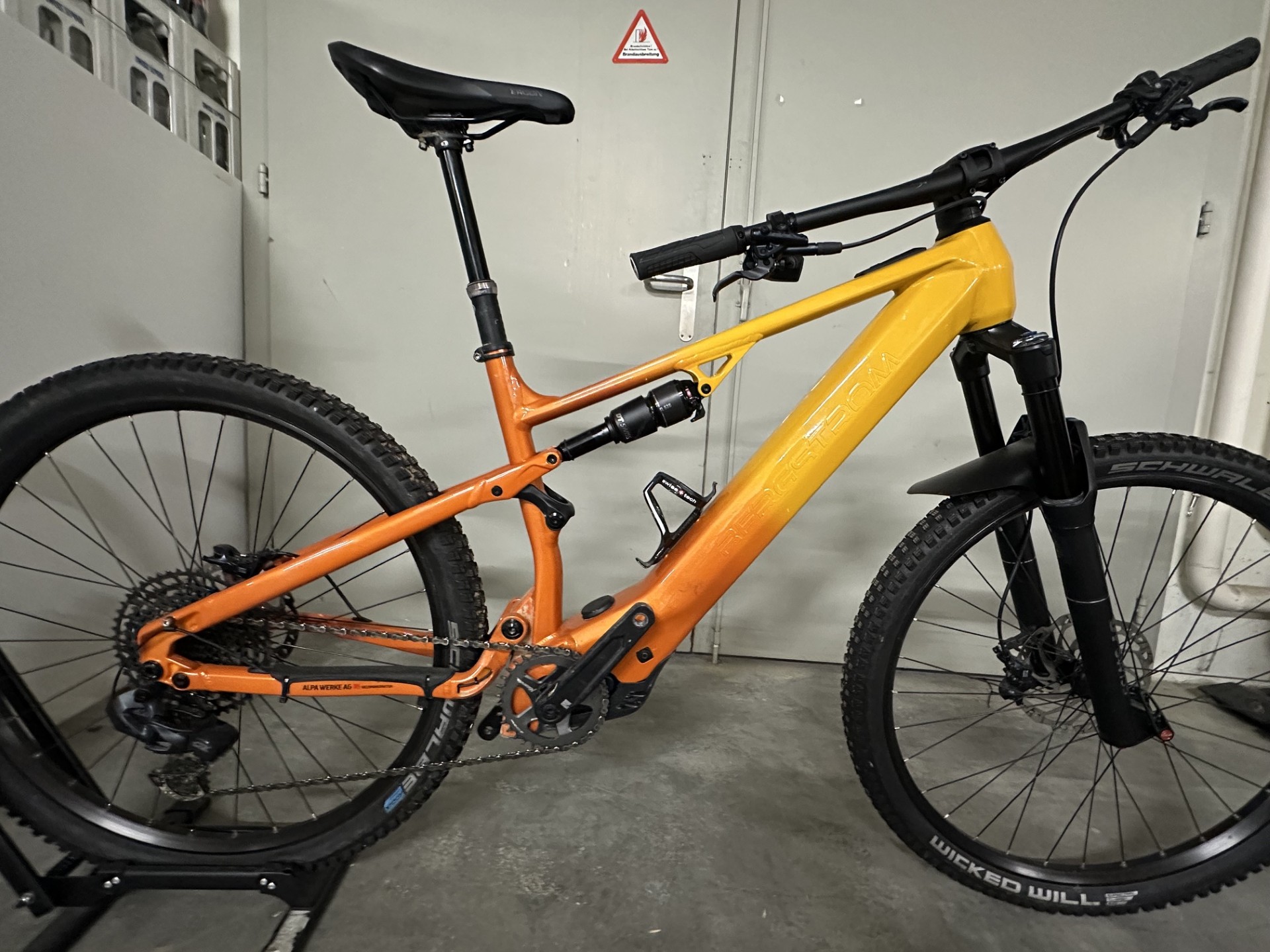 Bergstrom Flow 1 E-MTB in sunset glanz, Testvelo in Seitenansicht 