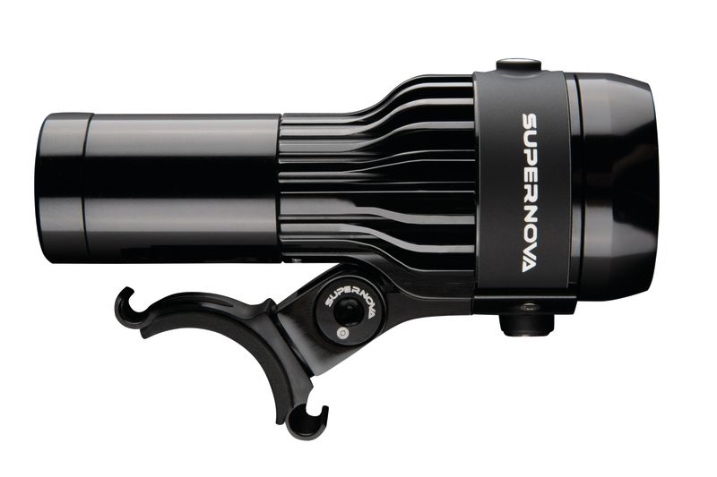 Supernova Airstream 2 Fahrradlicht in Seitenansicht – schlankes Design mit Kühlrippen für maximale Leistung.