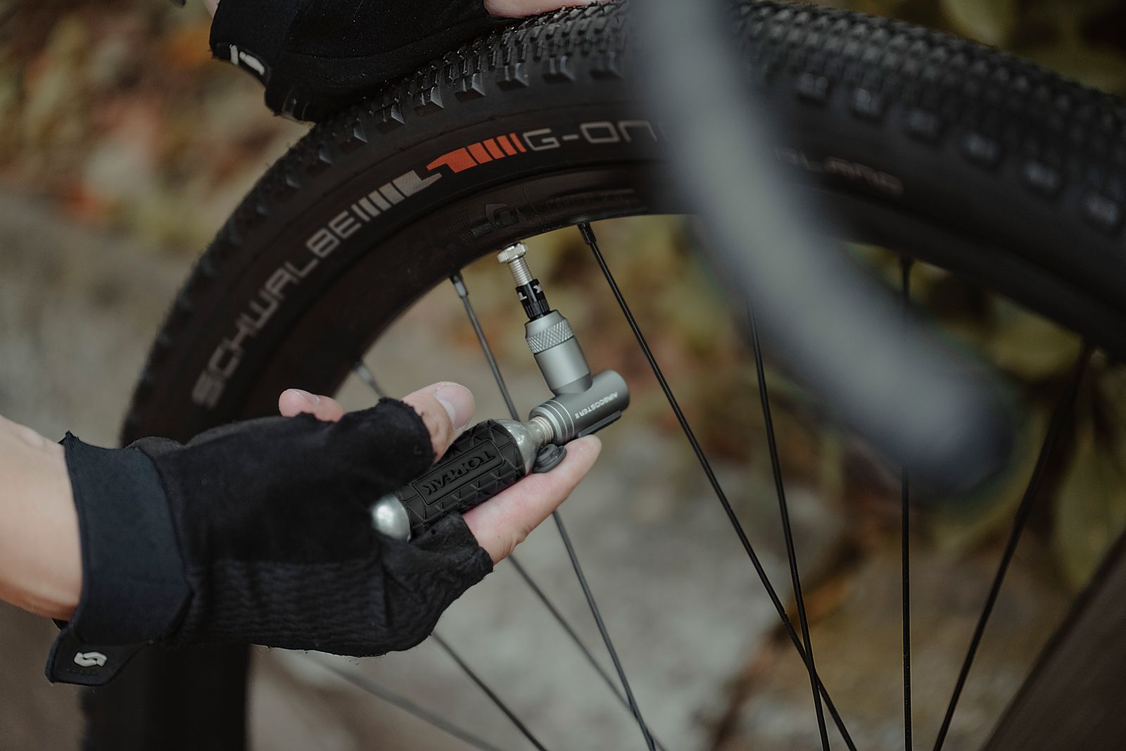 Topeak Airbooster II CO2 Pumpenkopf im Einsatz beim Aufpumpen