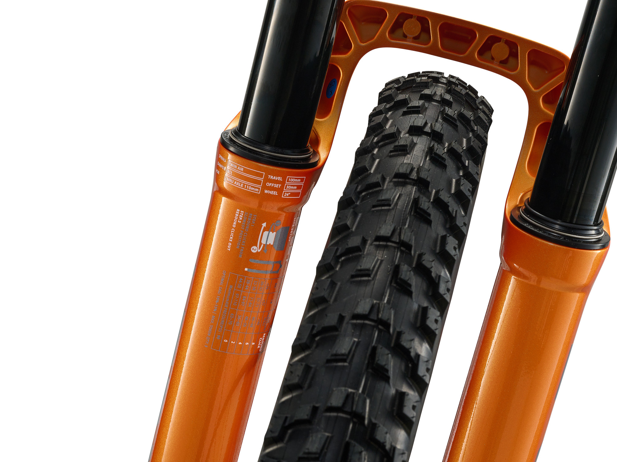 VTT semi-rigide dirt 24 pouces Giant STP 24, détail fourche et roue avant