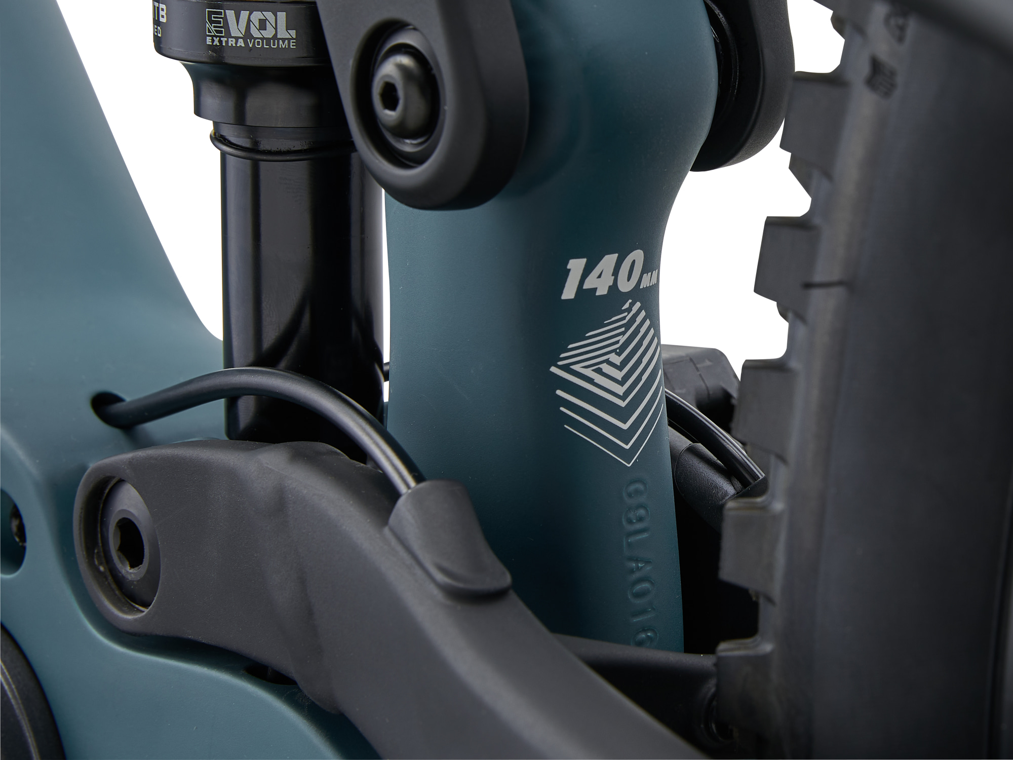 Giant Stance E+ 0 Hinterbau in Deep Lake mit 140-mm-Federweg und Robustheitsdetails.