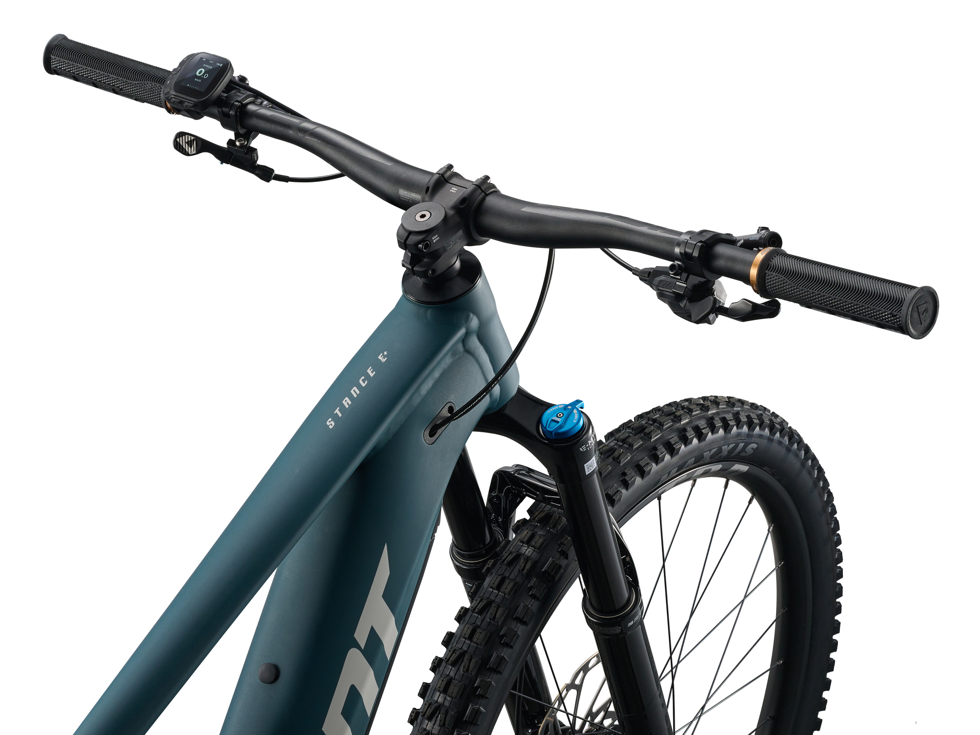 Giant Stance E+ 0 E-MTB Frontbereich in Deep Lake mit breitem Lenker und integrierter Kabelfuehrung.