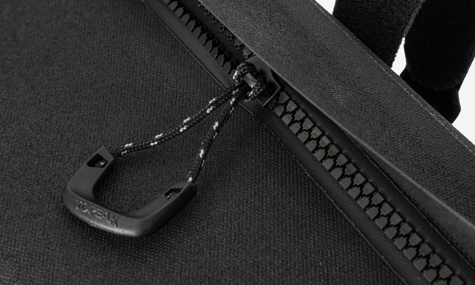 Topaek MidLoader Drybag Rahmentasche in schwarz, Detailansicht Zipper