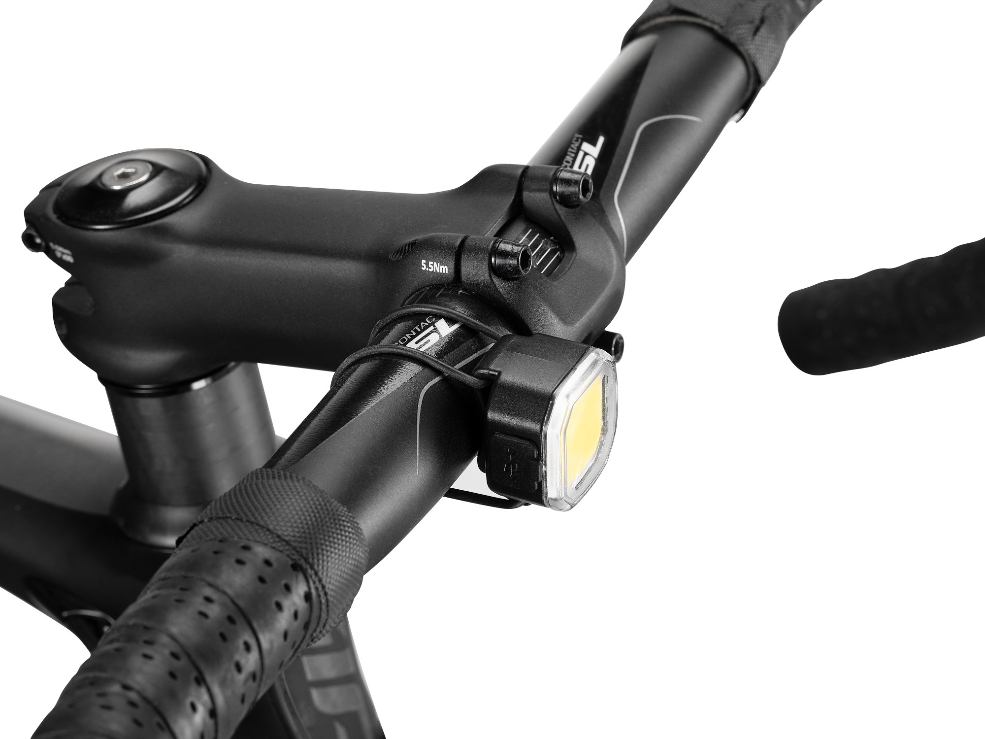 Giant Cast 30 Frontlicht am Lenker montiert mit kompakter LED-Leuchte in Detailansicht.