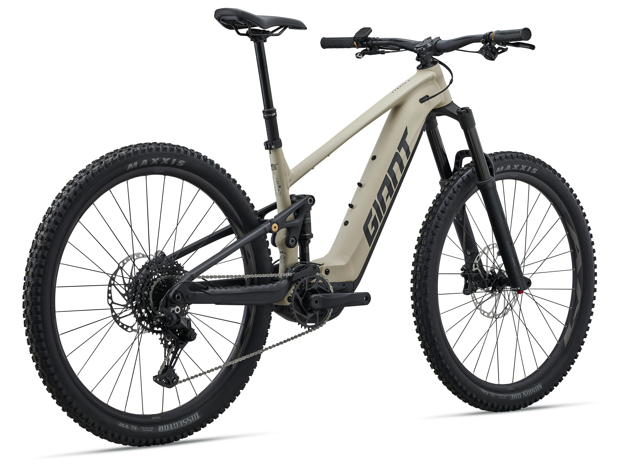 Giant Stance E+ E‑MTB in Almond schraeg hinten mit Hinterradfederung und breiten Stollenreifen.