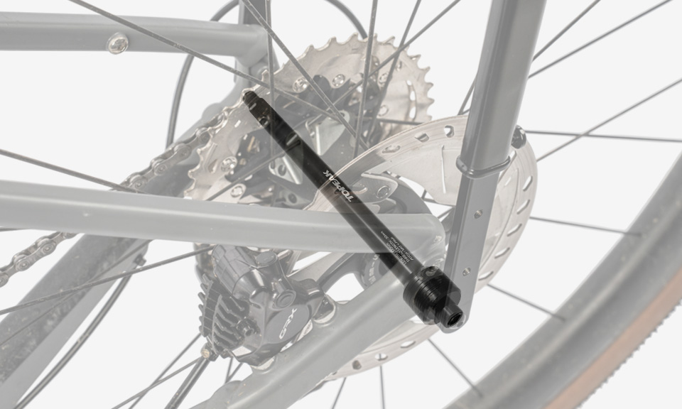 Axe traversant Topeak Zi:RAK, installé sur un vélo transparent