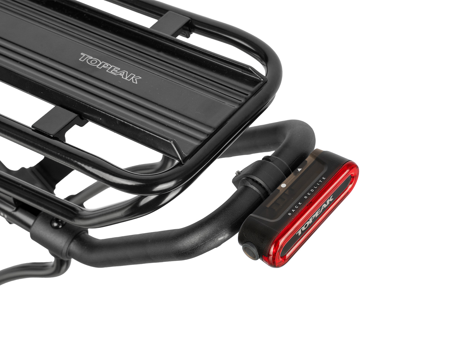 Topeak Rack Redlite Ruecklicht in Schwarz-Rot montiert am hinteren Gepaecktraeger eines Velos.
