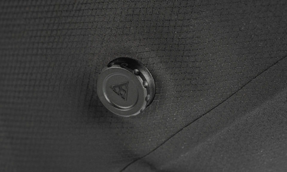 Topeak U-Shell Drybag mit 10 Liter in schwarz Gepäckträgertasche, Detailansicht des Luftablassventils