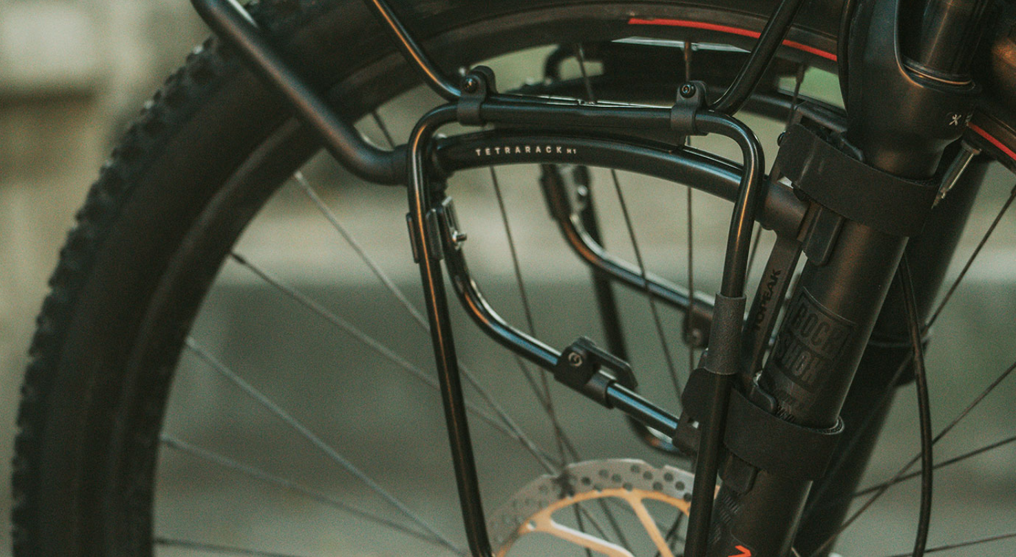 opeak TetraRack SideFrame TA2412 Seitentraeger in Schwarz, montiert an der Gabel mit stabiler Rohrkonstruktion.