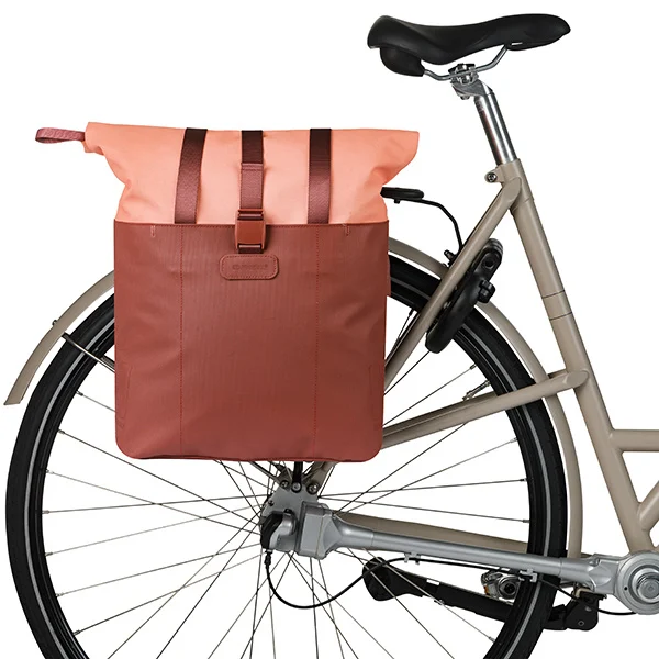 Basil Vive Shopper MIK‑Hook in Burgund/Pink montiert auf einem Citybike-Gepäckträger, Seitenansicht der Tasche.