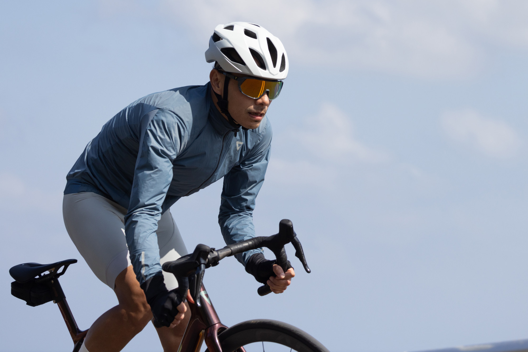 Ein Rennradfahrer trägt die Giant Agos Farradbrille