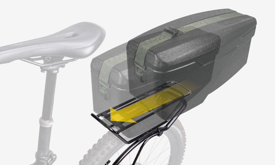 Topeak E-Xplorer TrunkBox mit Schienenaufnahme zum einfachen Einschieben auf den Gepaecktraeger.