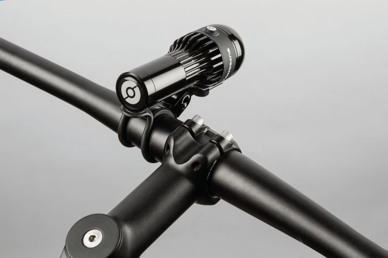Supernova Airstream 2 Fahrradlicht montiert am Lenker – stabile Befestigung für sportliche Bikes.