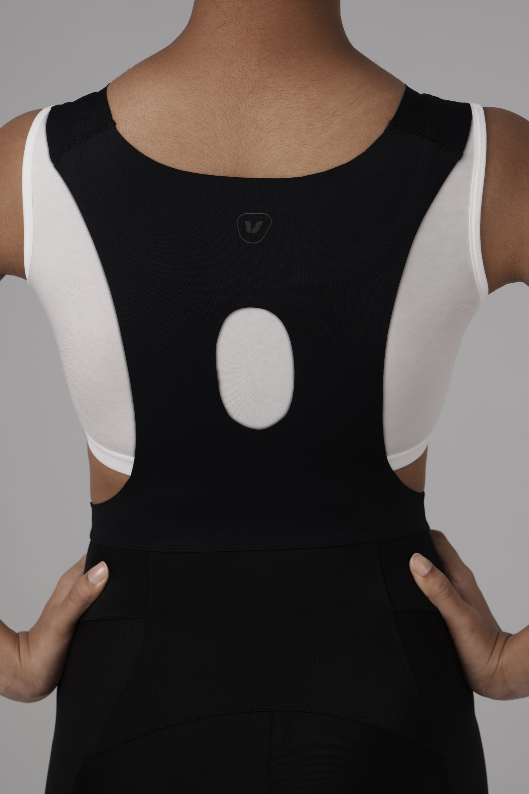 Liv Race Day Bib Shorts Damen in Schwarz, Rueckendetail mit grosser Rückenöffnung.