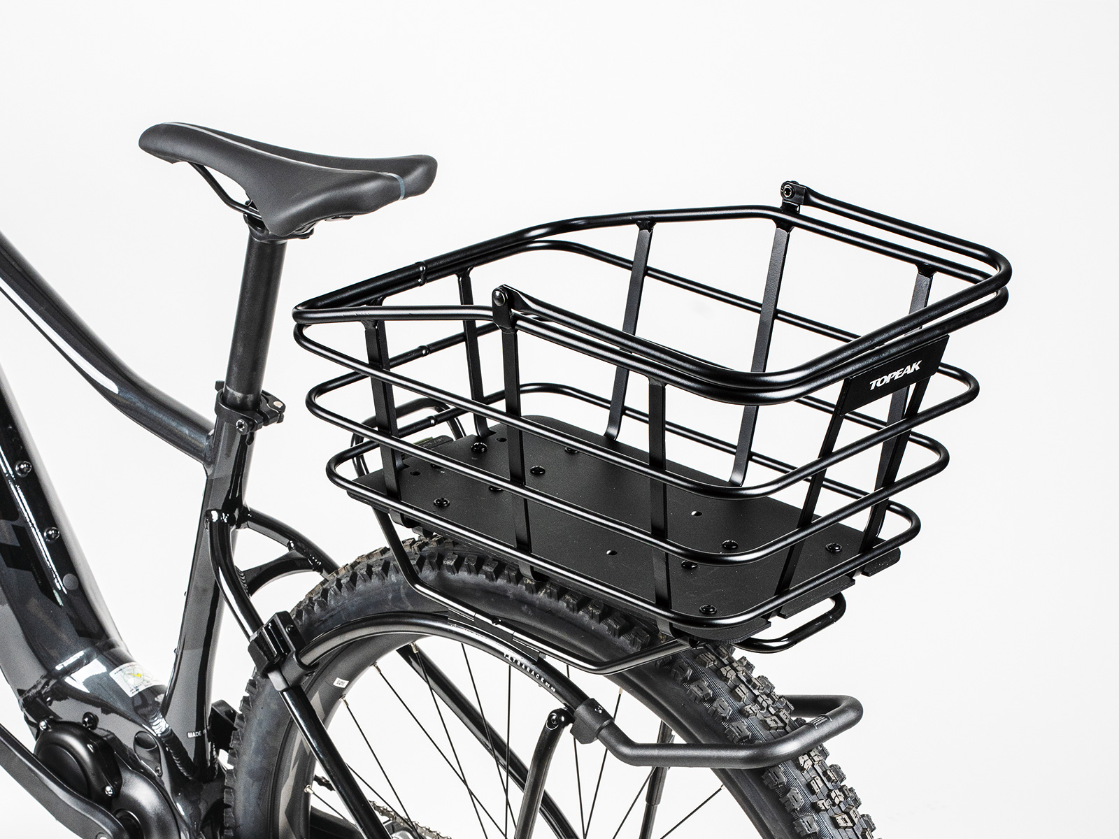 Topeak Urban Basket DX Fahrradkorb hinten in Schwarz, montiert auf Gepaecktraeger mit stabilem Drahtkorb.