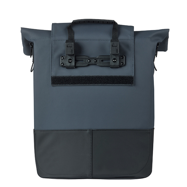 Rückseite des Basil Cove Shoppers in Navy mit MIK-Hook-Befestigungssystem und integriertem Tragegriff.