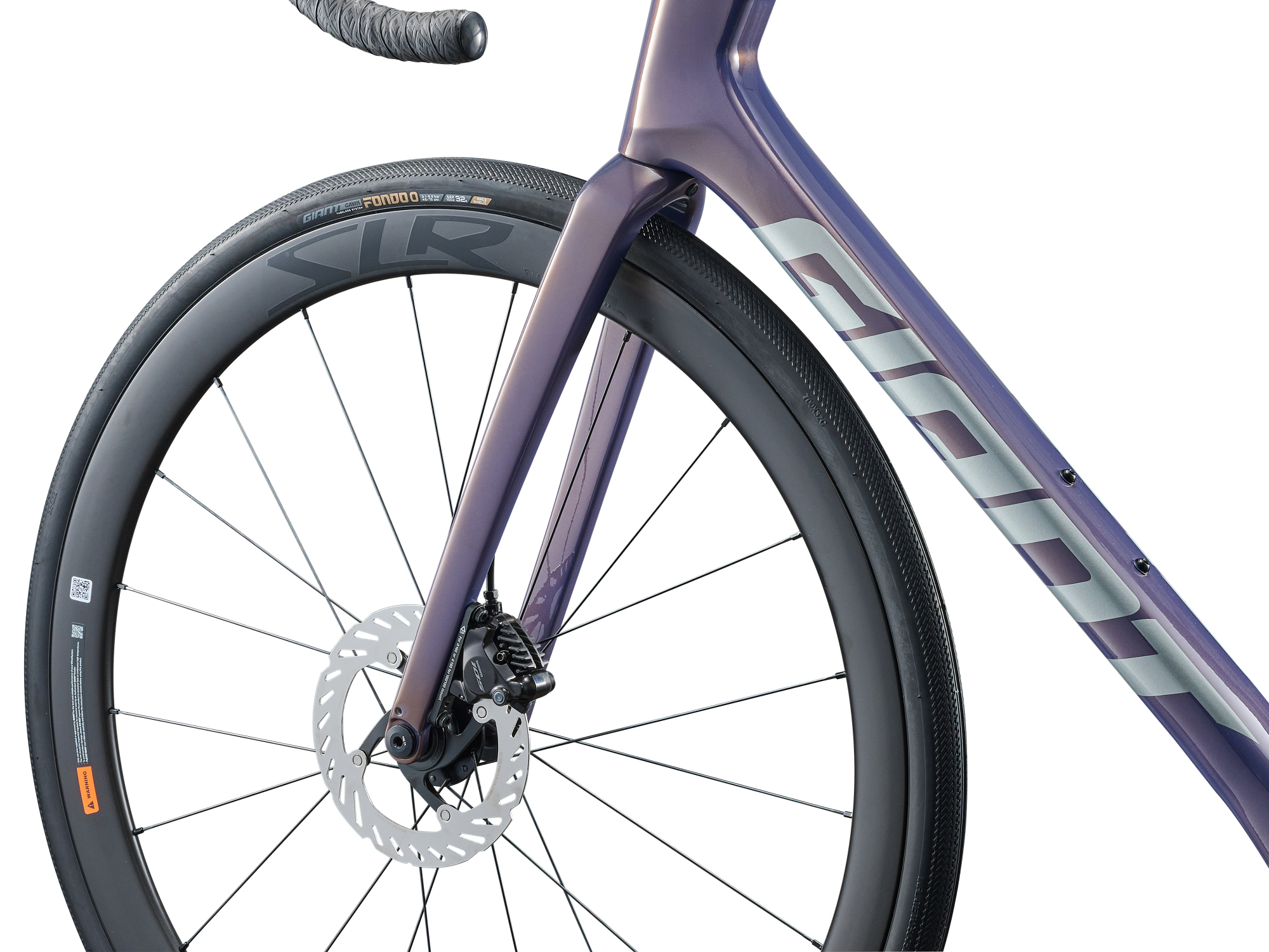 Rennrad der Marke Giant, Modell Defy Advanced 0 in dunkelaltrose metallic, Detailansicht Gabel und vorderes Laufrad