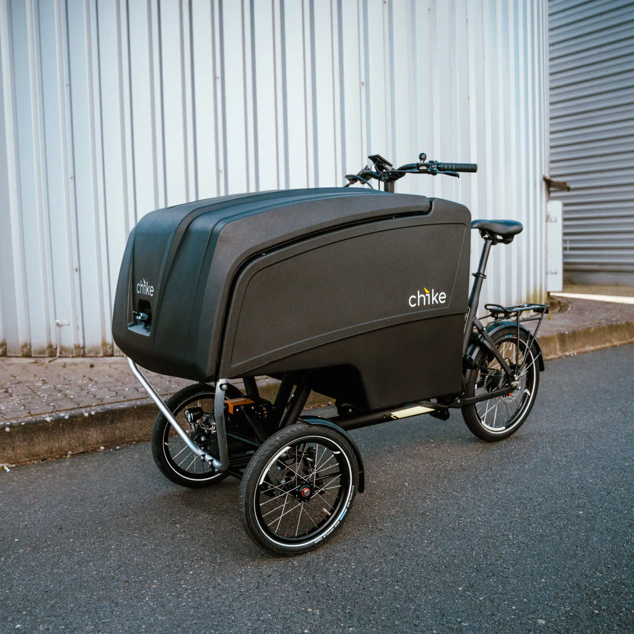 chike E‑Cargo Pro Lastenrad in Schwarz in schraeg-frontaler Ansicht.