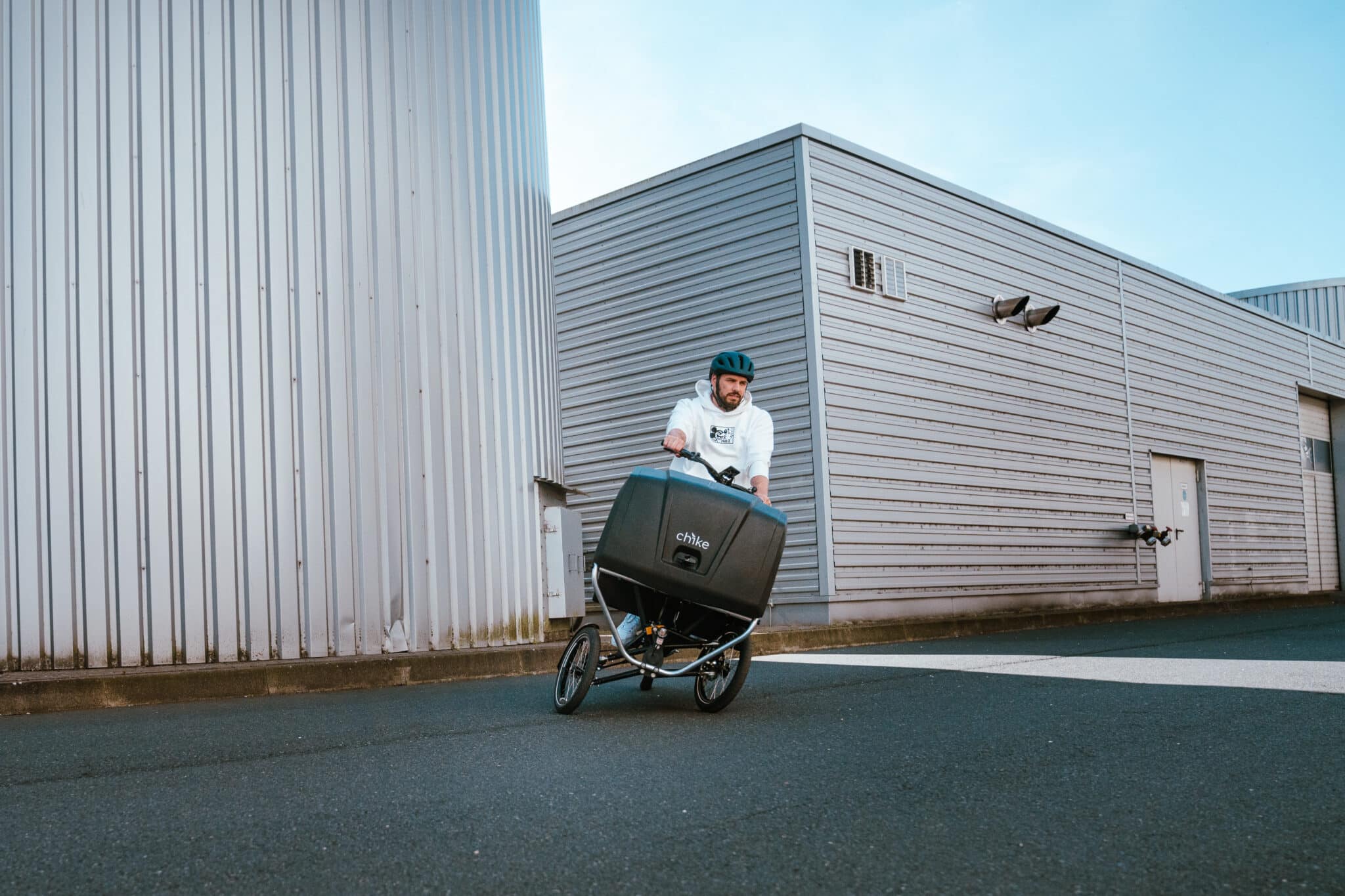 chike E‑Cargo Pro Lastenrad in Schwarz mit Laderaum in Frontansicht.
