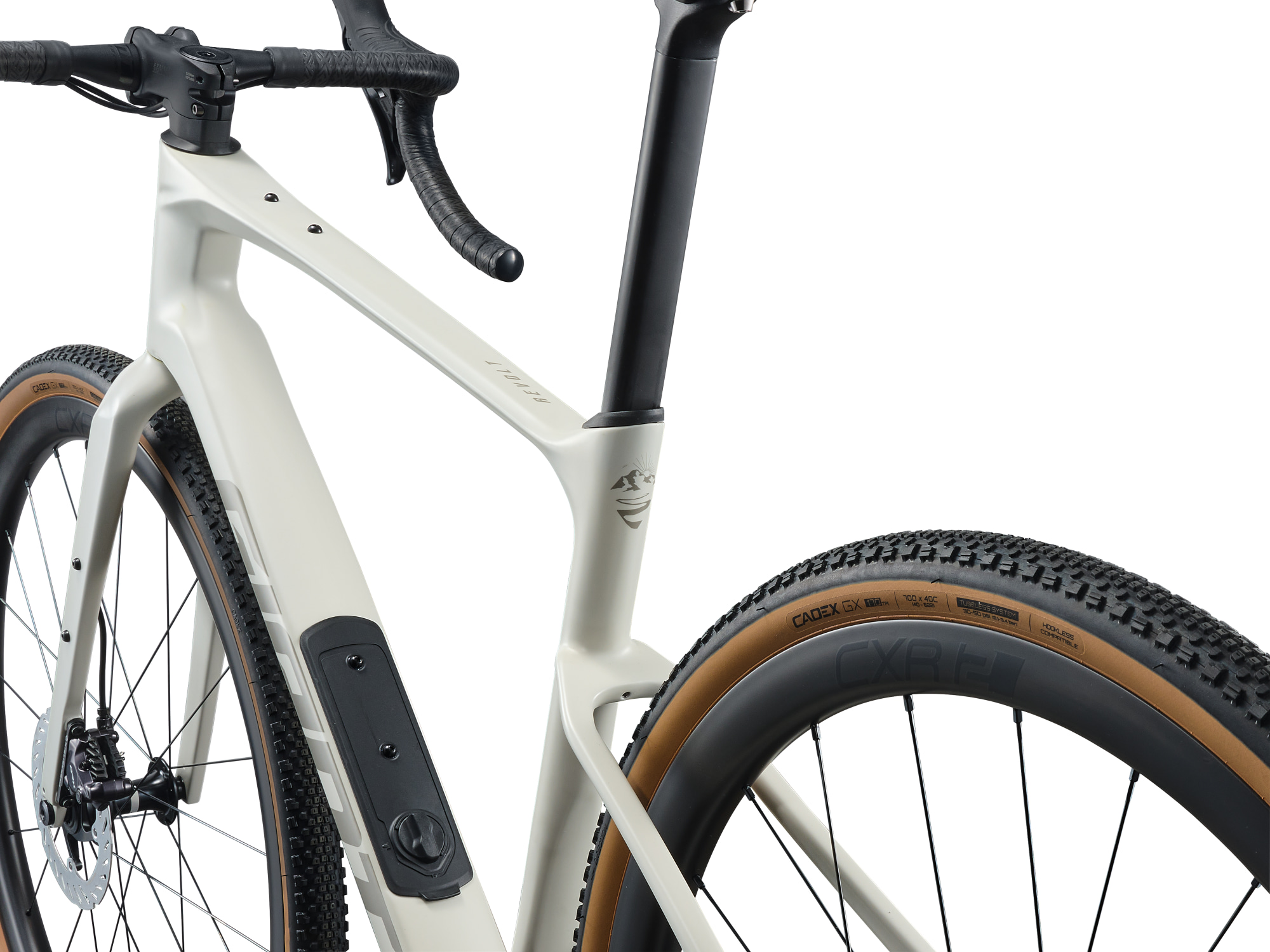Gravelbike Giant Revolt Advanced 0 in weiss, Carbonrahmen und Gabel, Schrägansicht auf den Rahmen mit integriertem Rahmenfach und Aufnahmen für Flaschenhalter