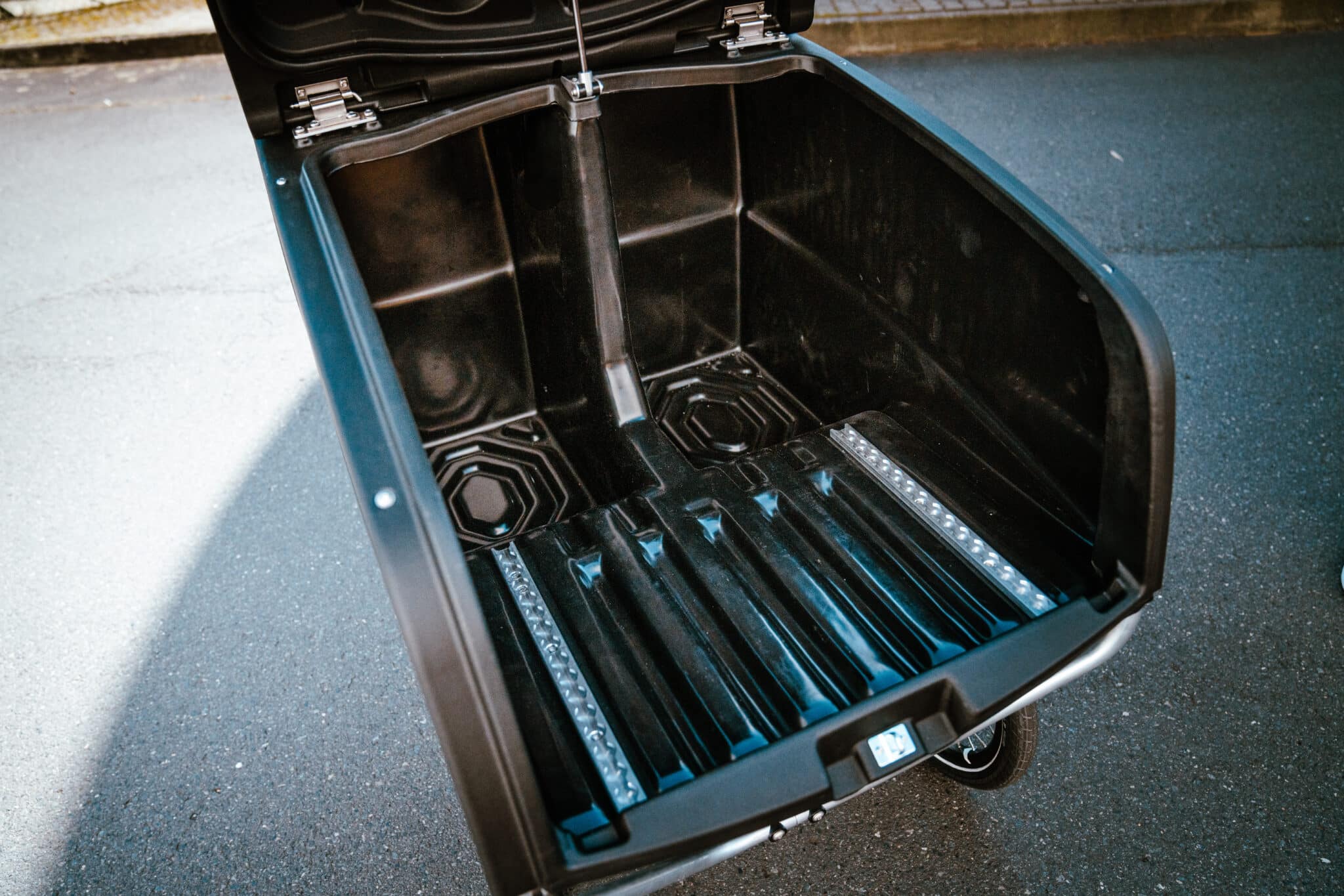 chike E‑Cargo Pro Lastenrad in Schwarz mit geoeffnetem Laderaum in Detailansicht.