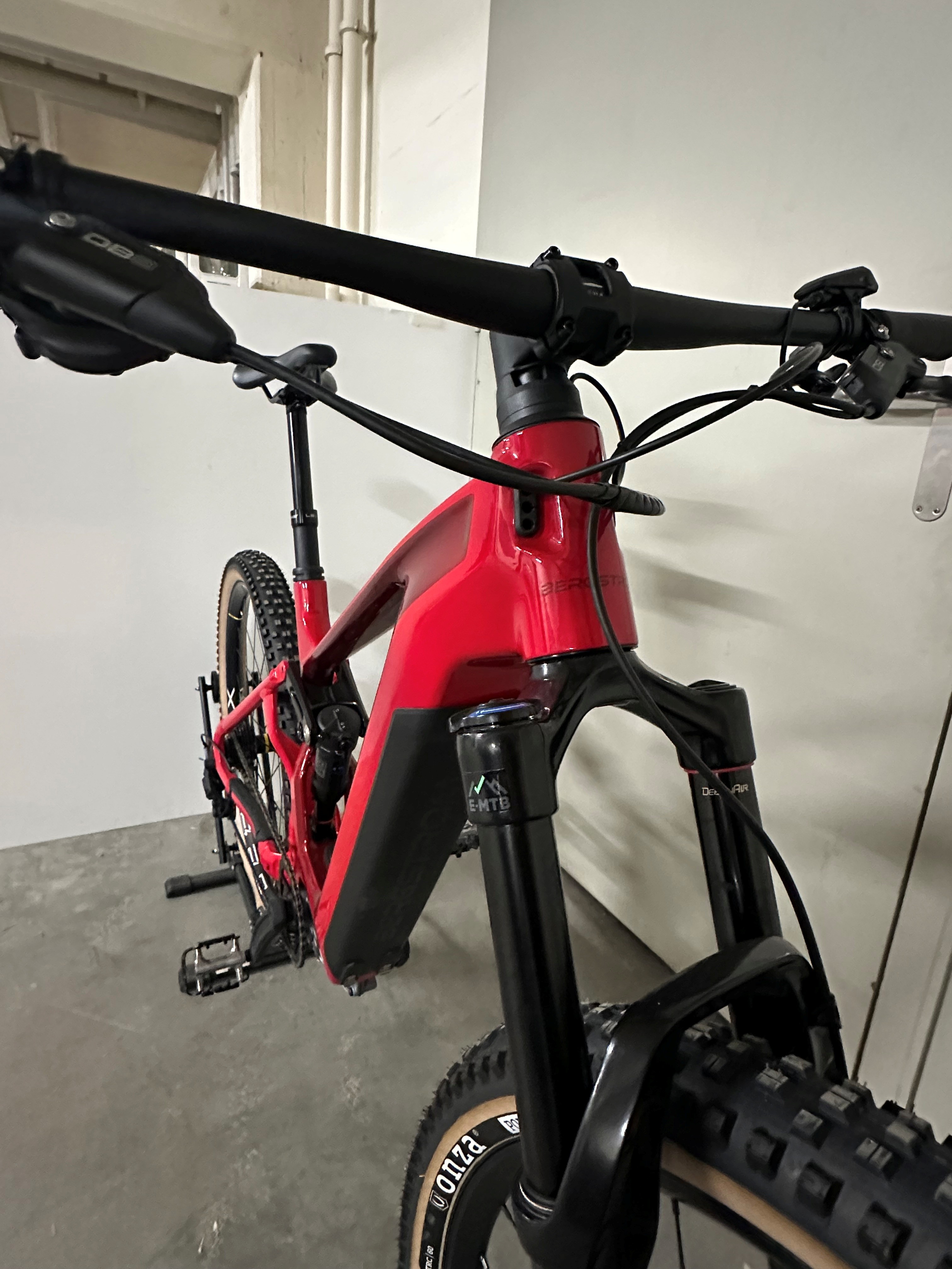 Bergstrom ATV 969 Test-MTB in rot, frontansicht