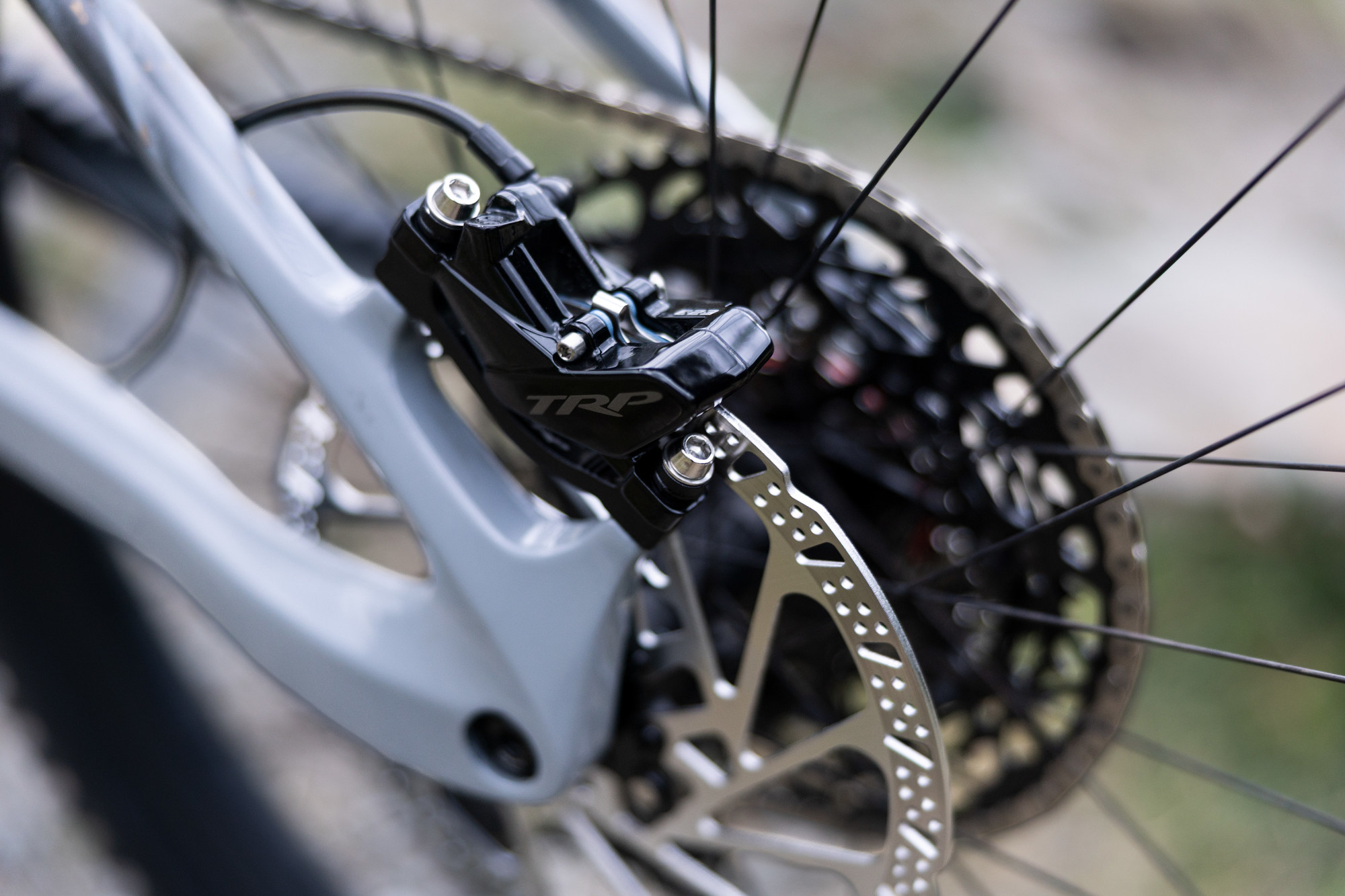 Liv Intrigue X Advanced E+ 1 E-Mountainbike in Stardust Grey mit TRP Scheibenbremse in Detailansicht.