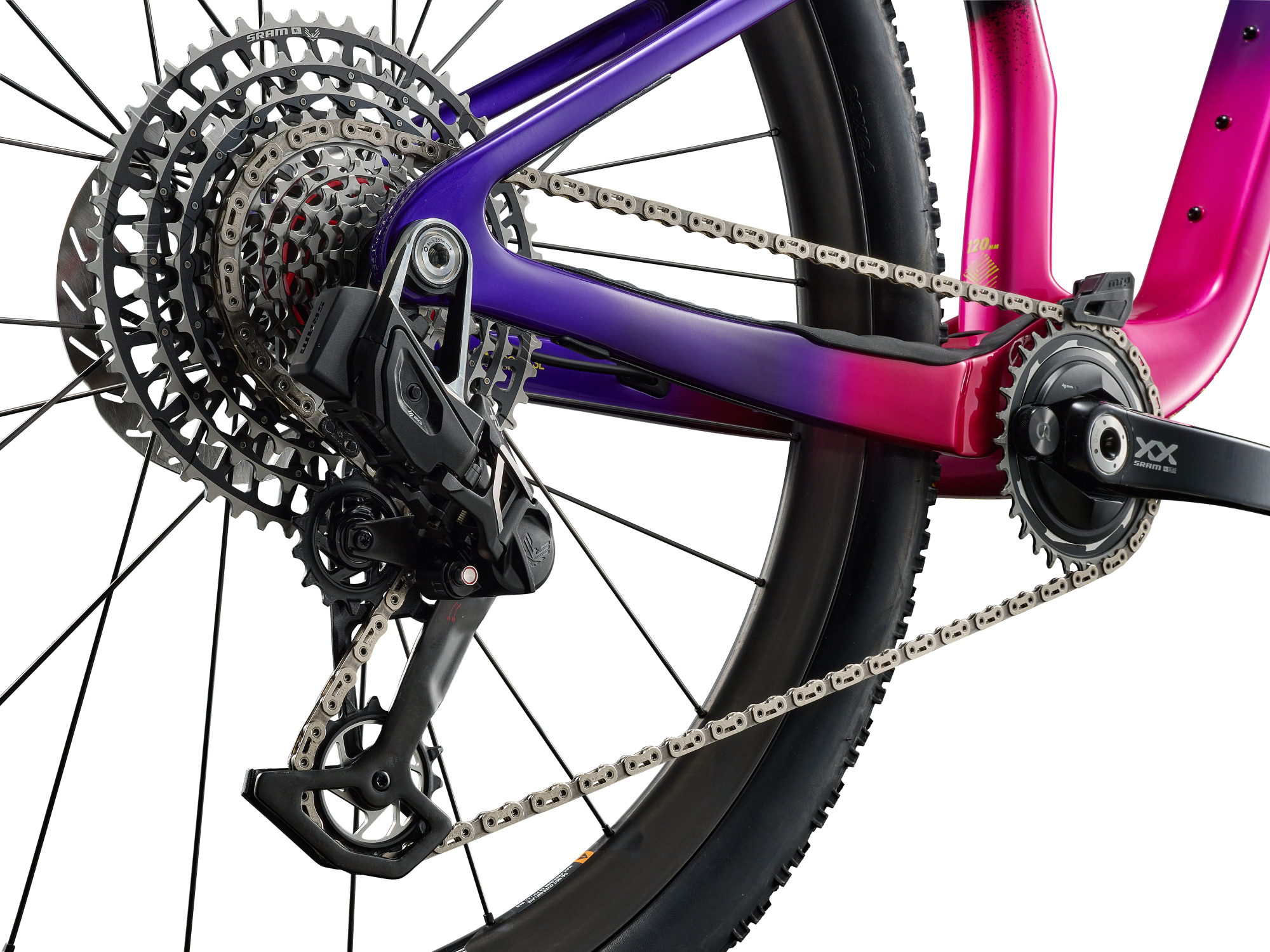 Nahaufnahme des Antriebs am Liv Pique Advanced SL – SRAM XX SL Eagle Transmission Schaltwerk, Kassette und Kurbel mit Powermeter, Carbon-Rahmen in Pink-Violett.