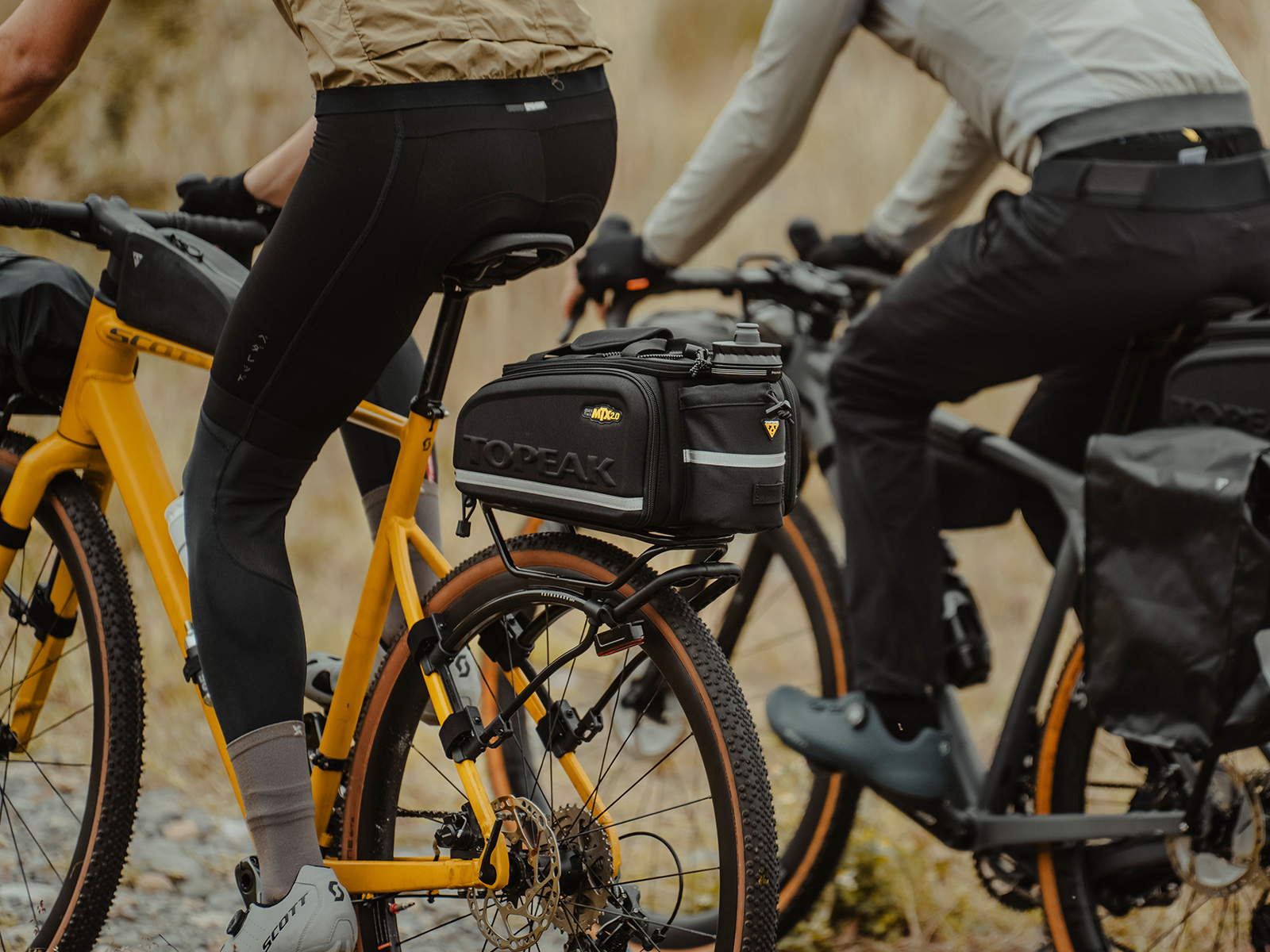 Zwei Männer fahren mit Gravelbikes, eines davon ist mit dem gepäckträger Topeak TetraRack Gr2 ausgestattet und hat einen Gepäckträgertasche montiert