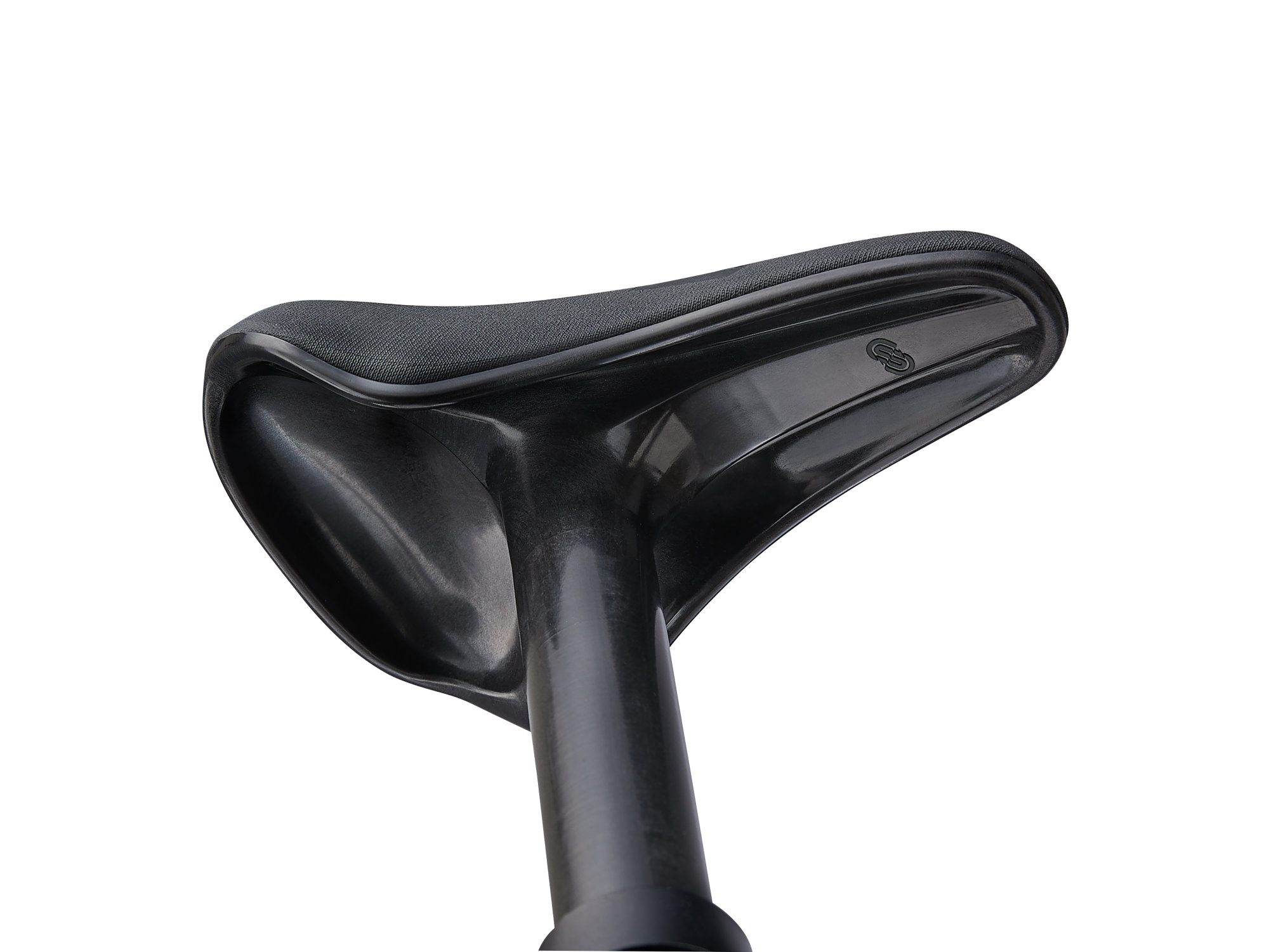 Detailaufnahme des ergonomischen Sattels des Giant Pre rCARBON Laufrads.