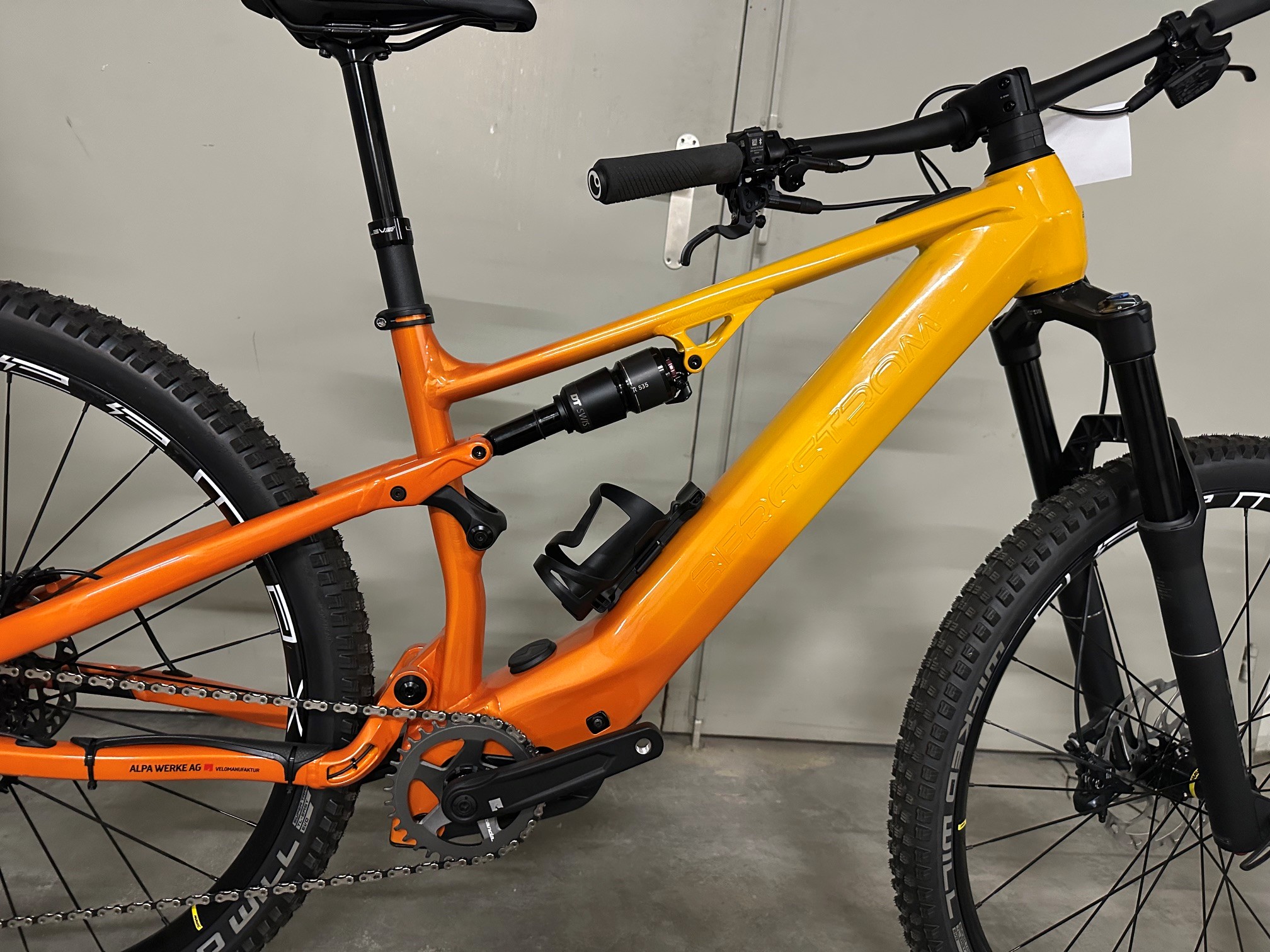 Bergstrom Flow 1 E-MTB in sunset glanz,  Ausstellungsstück Seitenansicht