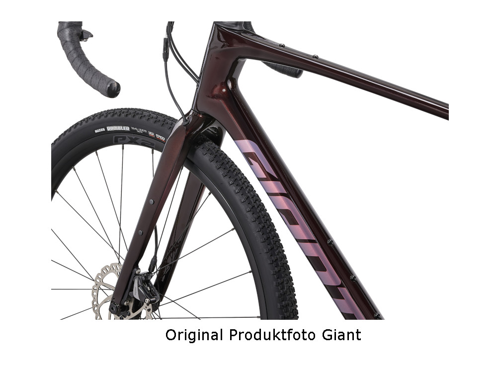 Giant Revolt Advanced 1 Gravelbike in Dunkelrot mit Carbongabel und Stollenbereifung.