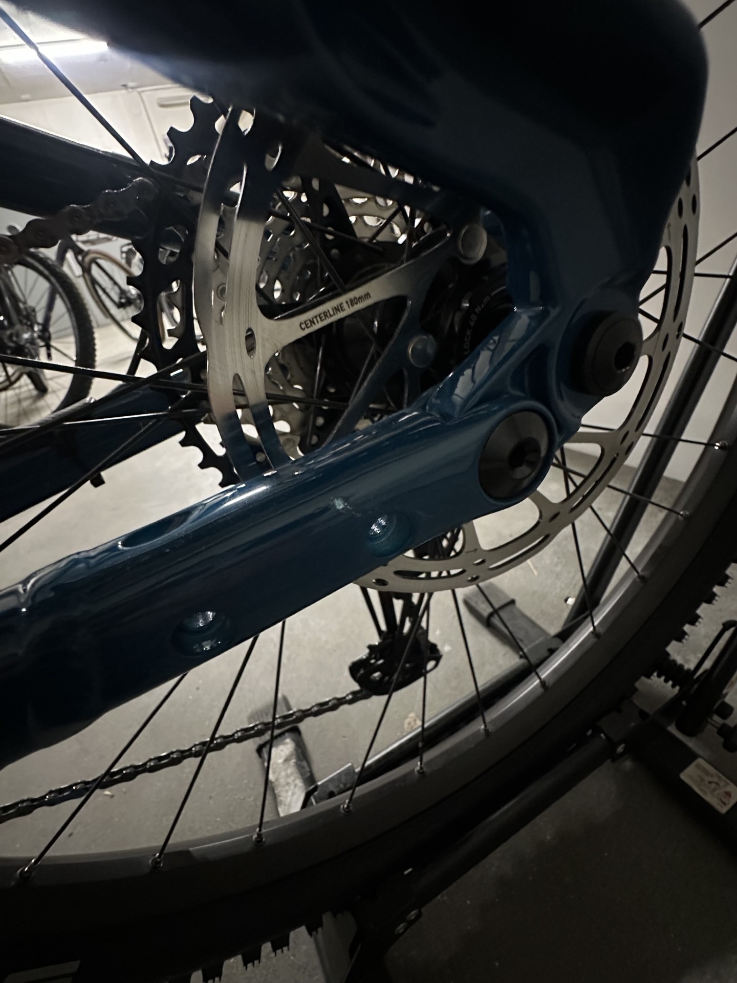Bergstrom Flow 3, E-MTB in ocean blau, Ausstellungsvelo Lackschaden Hinterbau