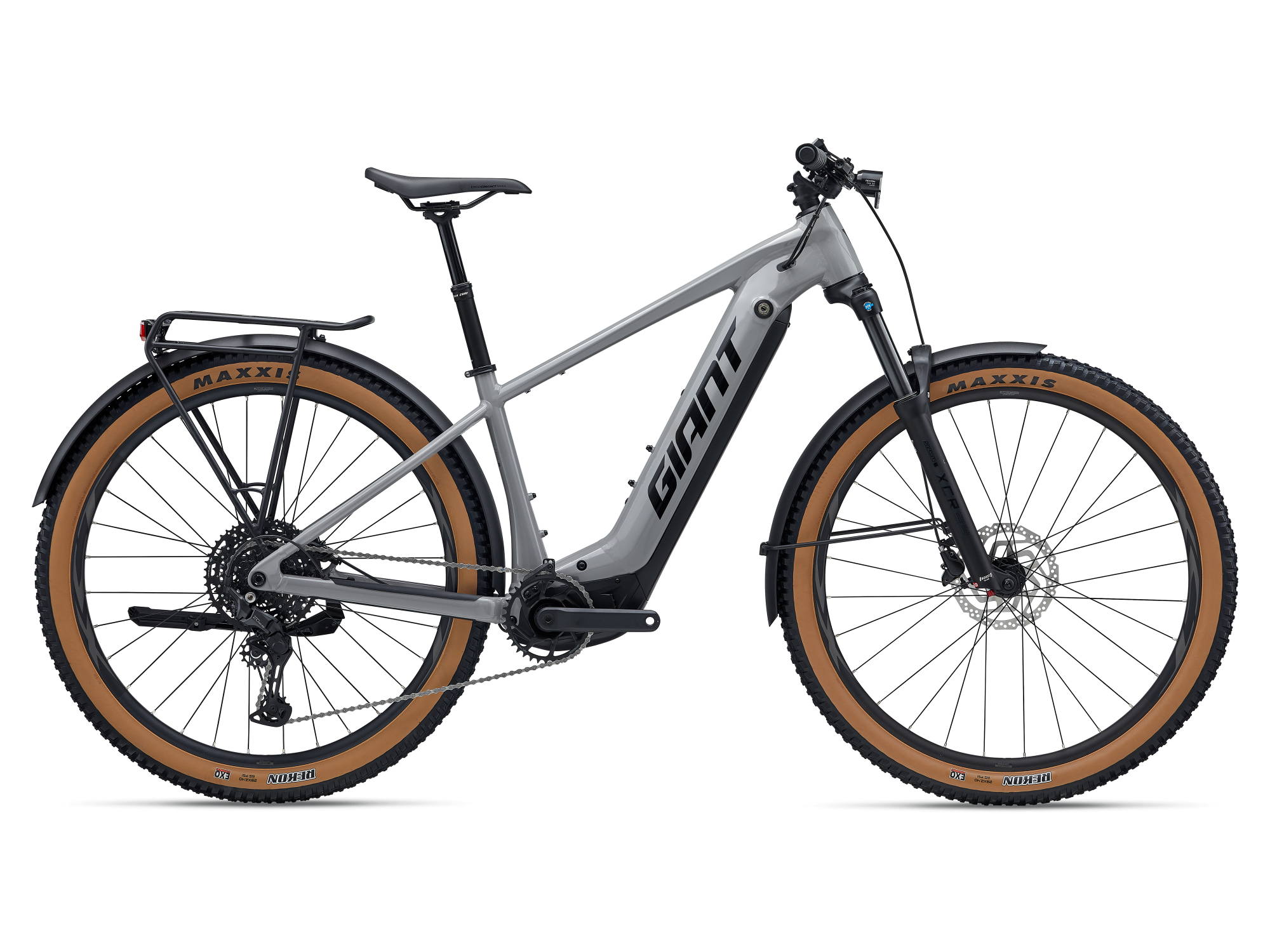 Giant Fathom E+ EX E-Mountainbike in hellem Grau mit Hardtail-Rahmen und Federgabel, ausgestattet mit Schutzblechen, Gepäckträger und Beleuchtung - Seitenansicht