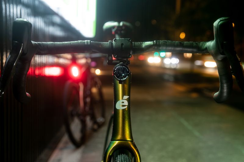 Frontansicht eines Rennrads bei Nacht mit montiertem Supernova Airstream 2 Upside-Down – klare Ausleuchtung und aerodynamische Cockpit-Integration.