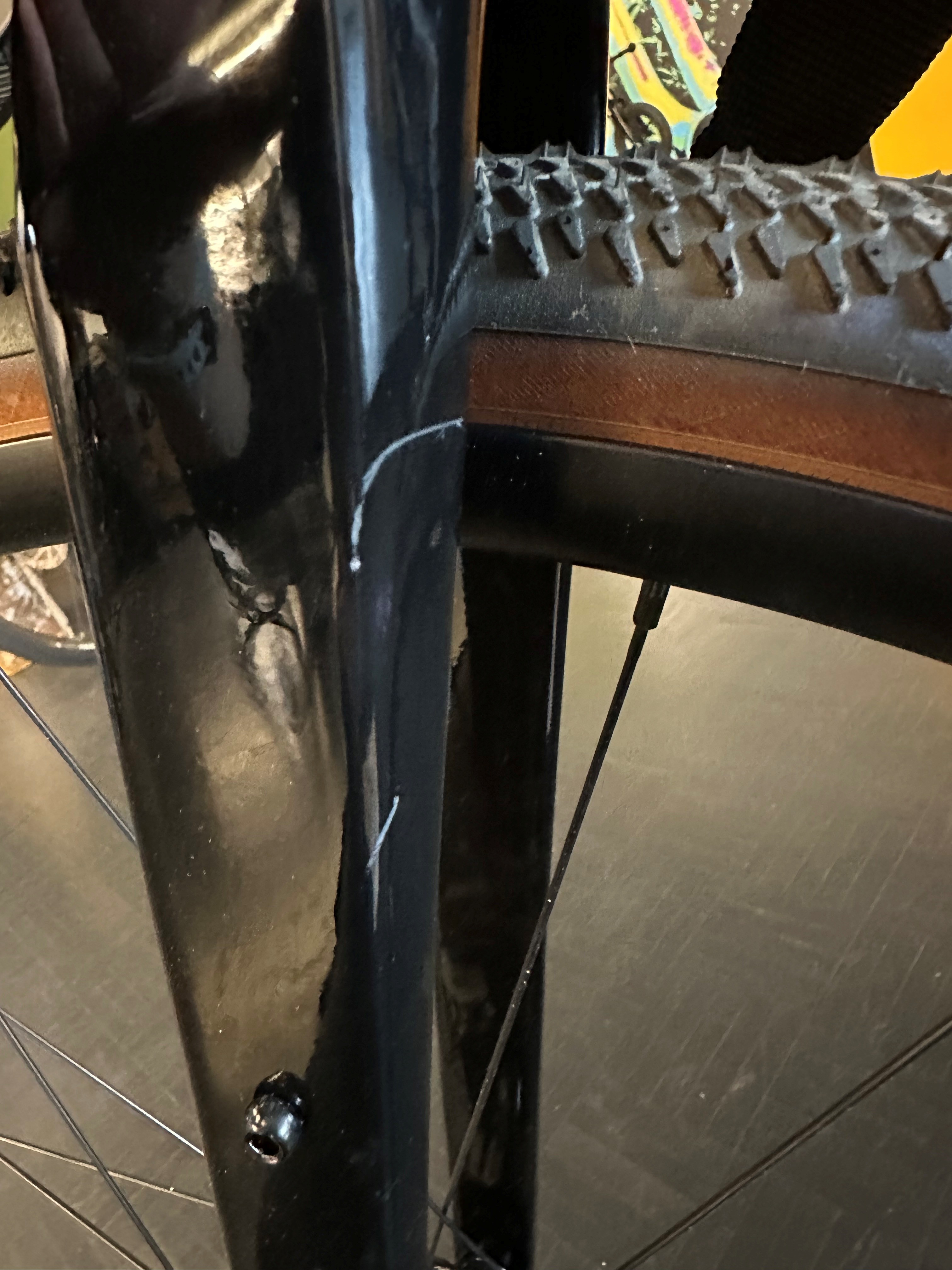 Giant Revolt Advanced 1 Gravelbike in Dunkelrot mit zerkratzter Gabel und grobem Reifenprofil.