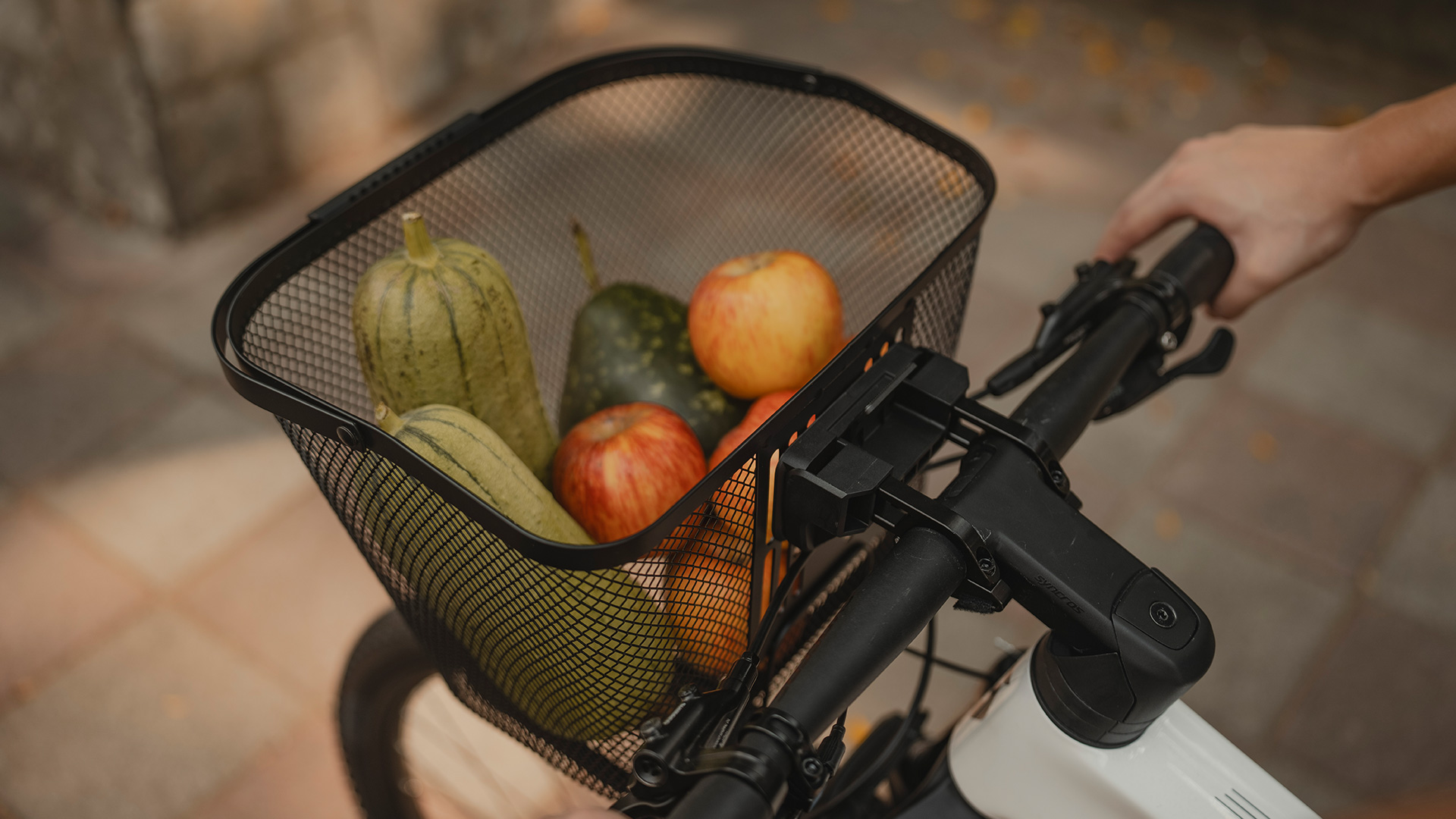 Topeak Fixer 9 Halterung am Lenker mit gefuelltem Fahrradkorb aus Metall.