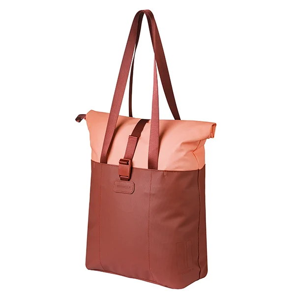 Basil Vive Shopper in Burgund/Pink mit langen Schulterriemen, schräg von vorne dargestellt.