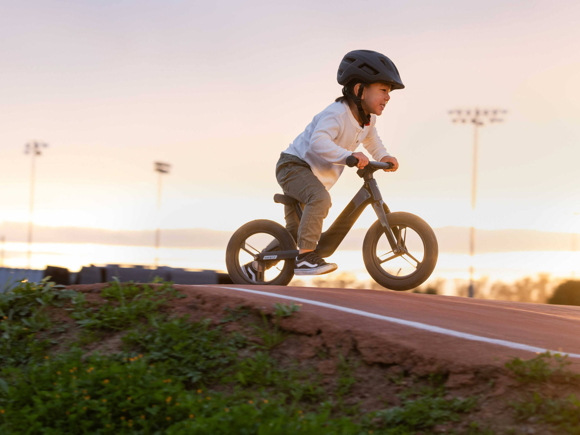 Junger Fahrer rollt mit dem Giant Pre rCARBON Laufrad eine Rampe hinunter bei Sonnenuntergang.