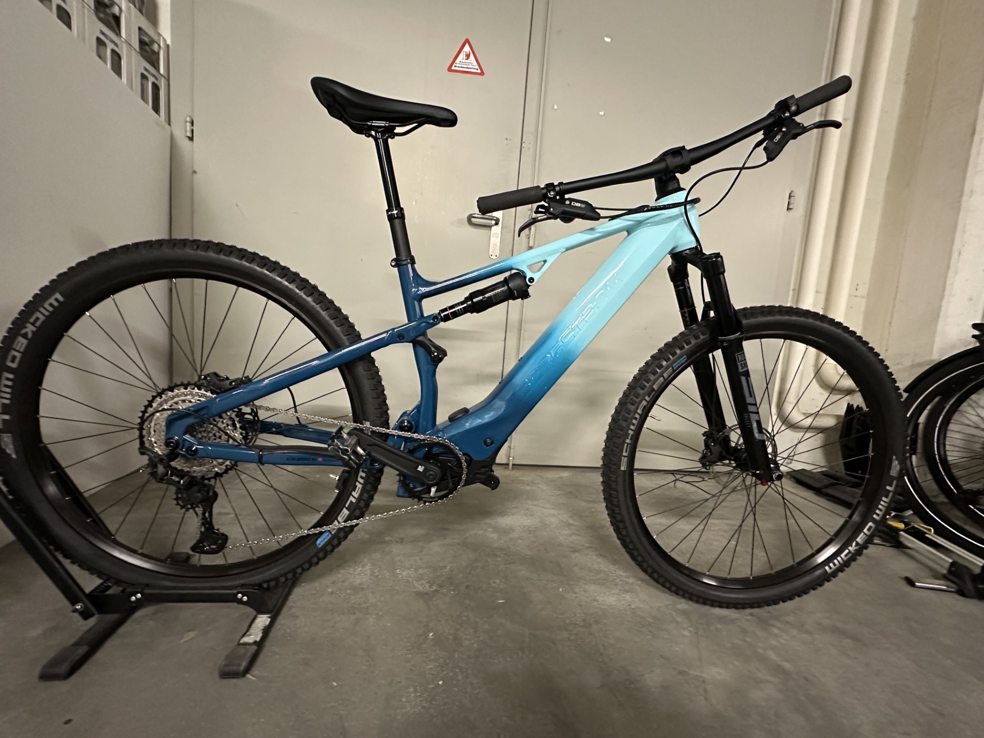 Bergstrom Flow 3, E-MTB in ocean blau, Ausstellungsvelo in Seitenansicht