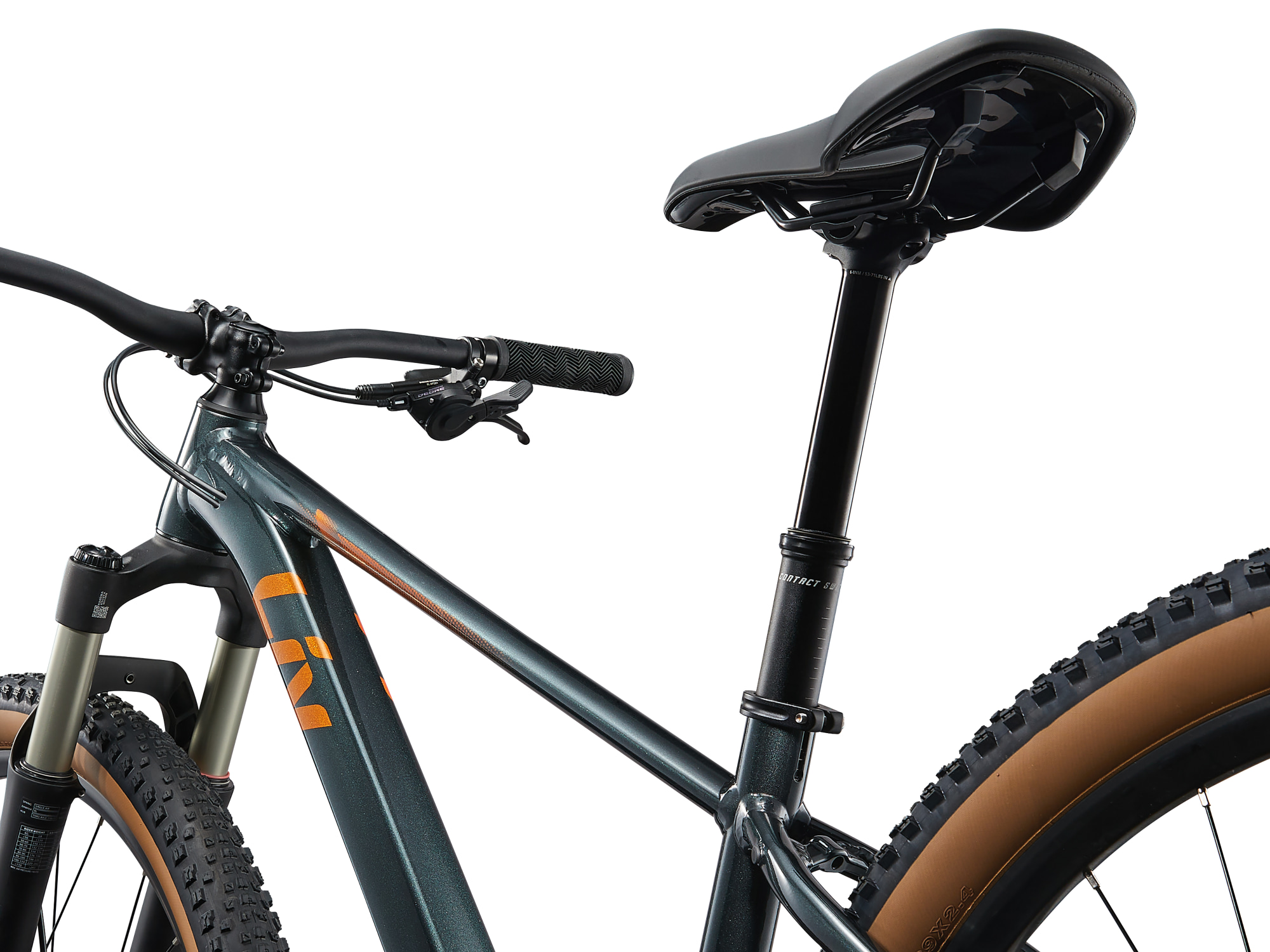 Liv MTB Hardtail in dunkelgrün mit oranger Aufschrift, Federgbel, Detailansicht Sattelstütze und Sattel von schräg hinten