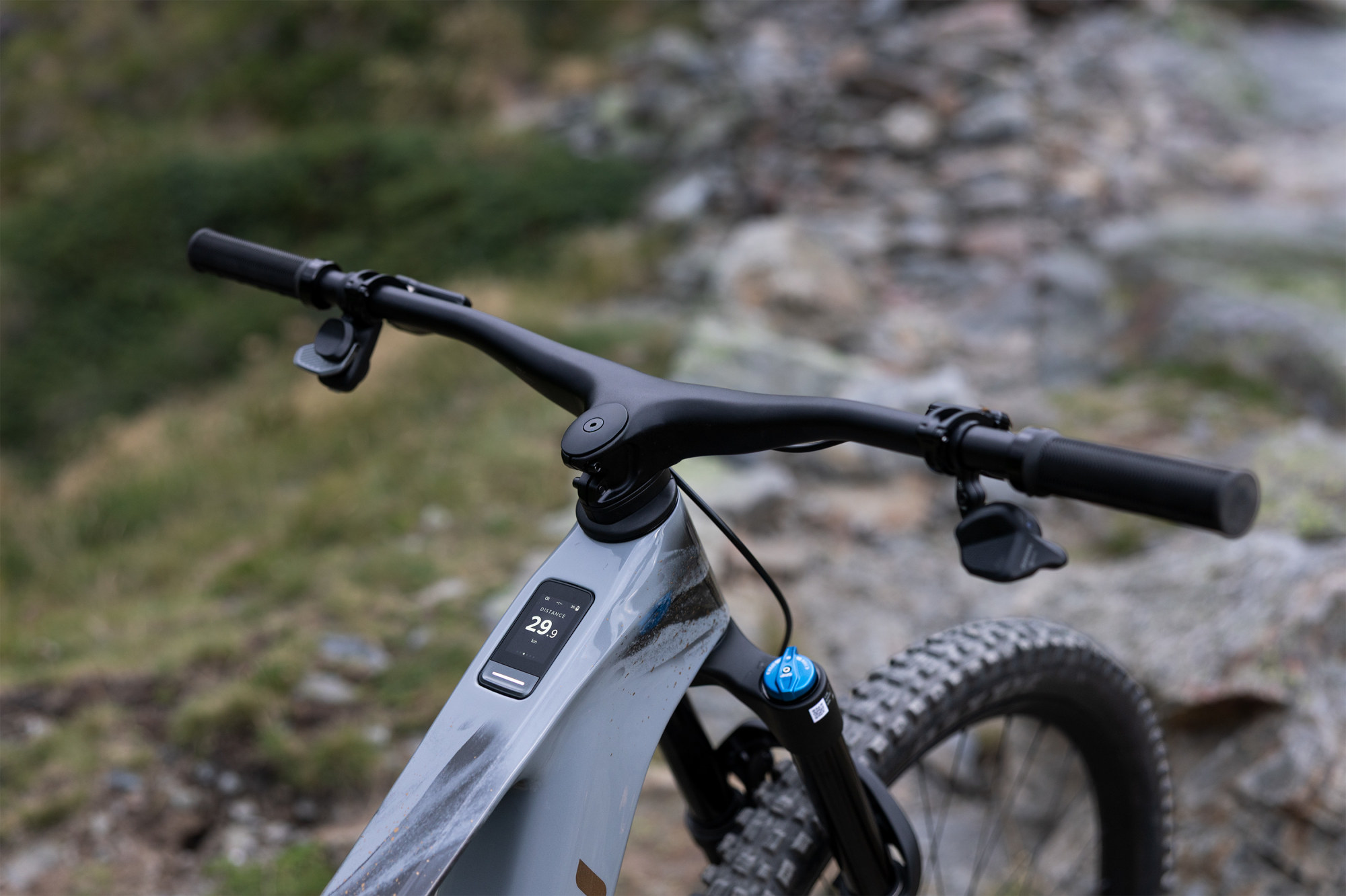 Liv Intrigue X Advanced E+ 1 E-Mountainbike in Stardust Grey mit integriertem Display am Oberrohr.