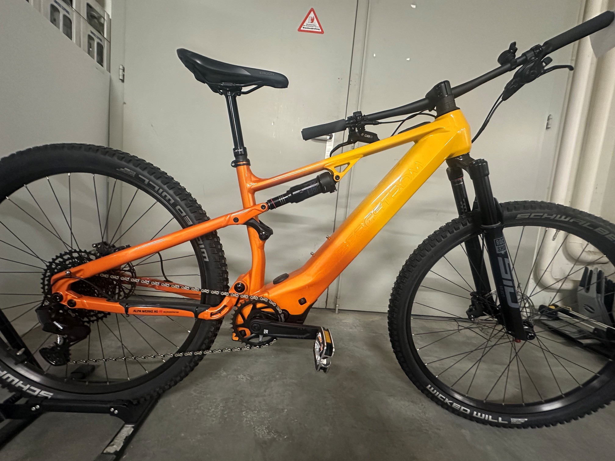 Bergstrom Flow 3 E-MTB in gelb, Testvelo Seitenansicht