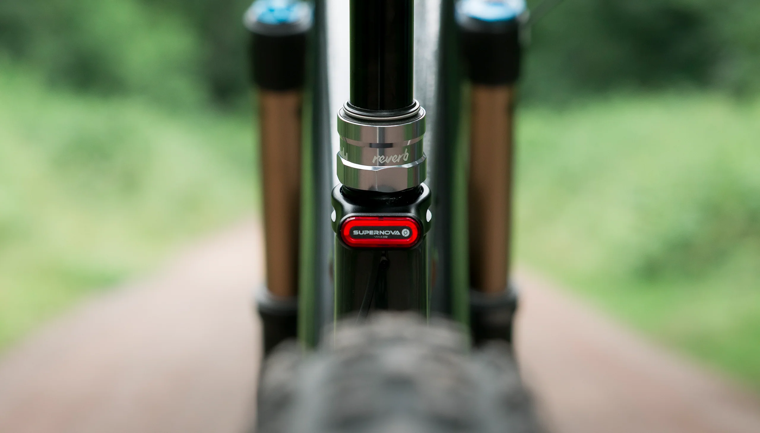 Supernova TL3 Mini Pro Seat Clamp in Sattelklemme integriert am Velo