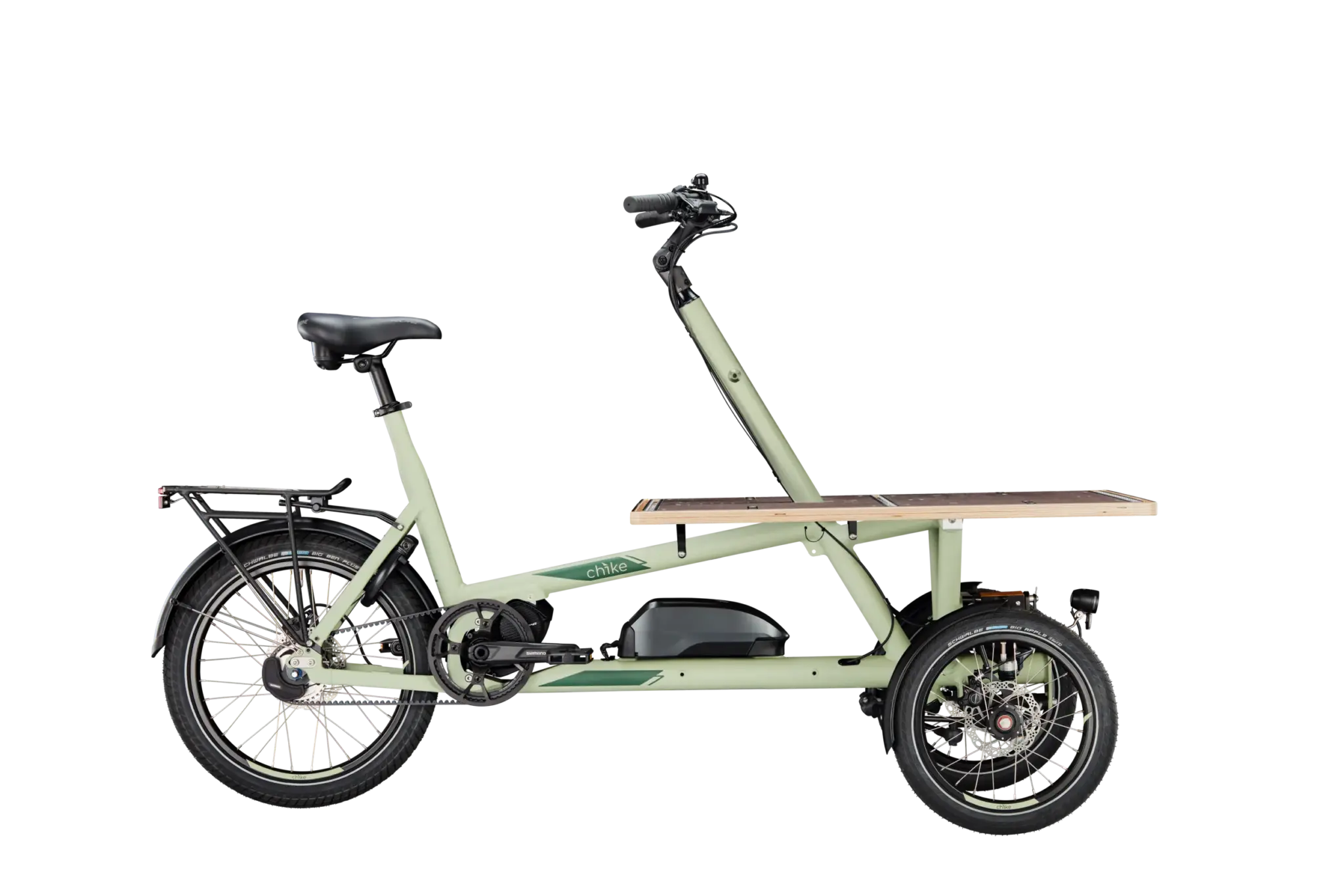 Salbei-grünes Chike E-Cargo Lastenrad mit grosser vorderer Transportplattform, zwei Vorderrädern und Neigetechnik, seitlich fotografiert vor weissem Hintergrund.
