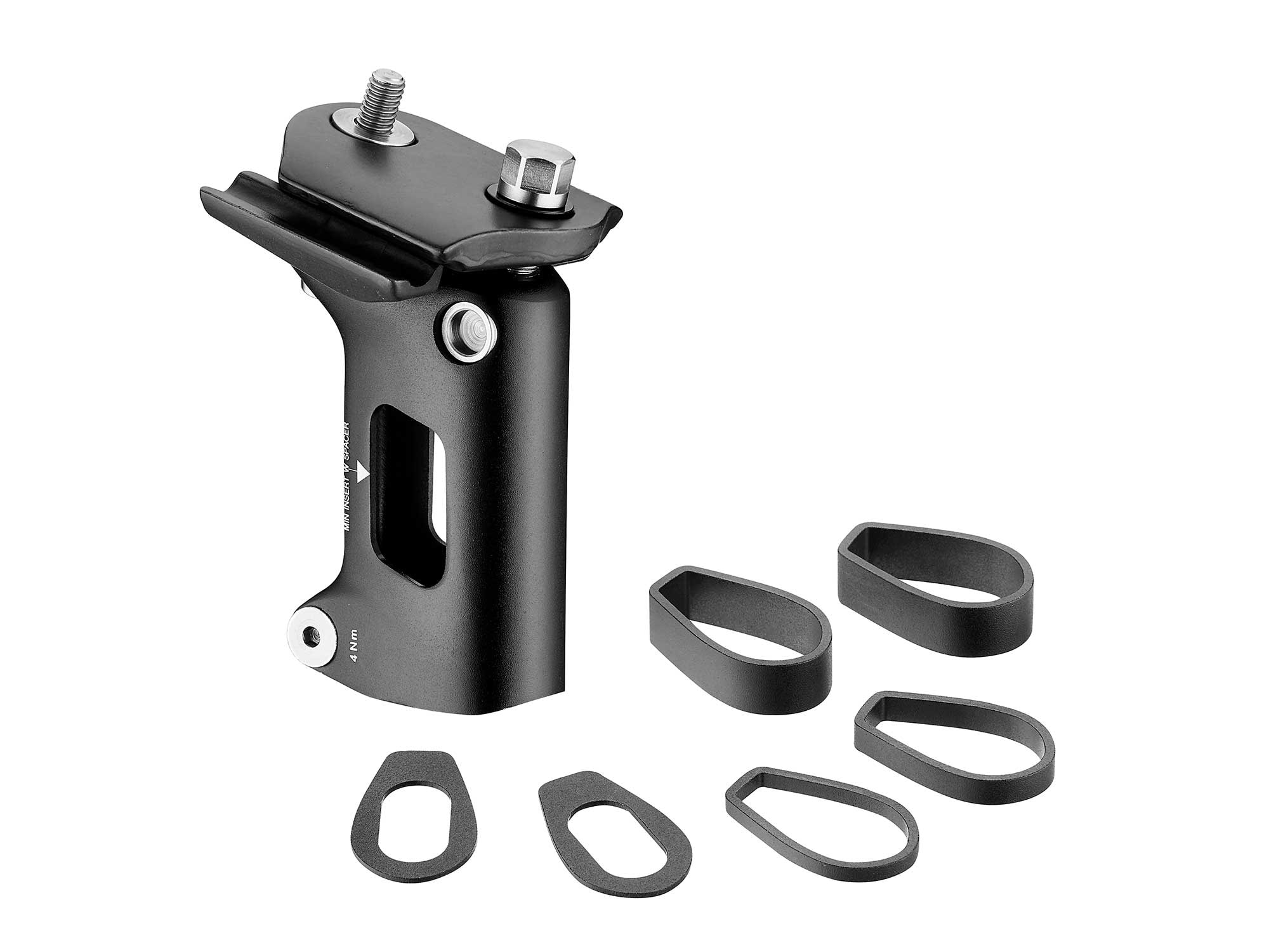 Giant integrierte Sattelsütze ISC Clamp in schwarz mit Spacern, Ansicht von schräg rechts auf weissem Hintergrund