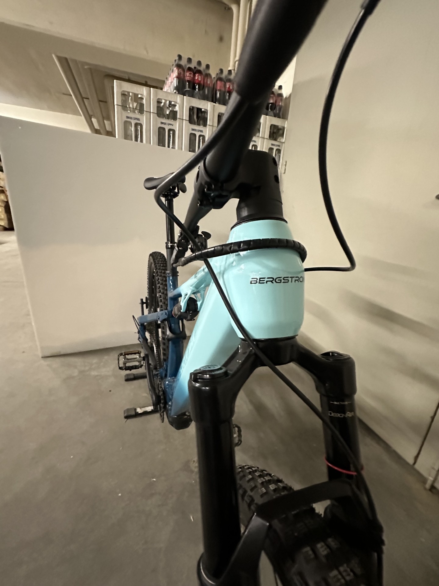 Bergstrom Flow 3, E-MTB in ocean blau, Ausstellungsvelo Frontansicht